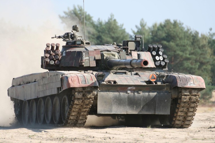 PT-91 Twardy có tổng trọng lượng 48,5 tấn, chiều dài 6,86 mét và có chiều rộng 3,7 mét. Xe có kíp chiến đấu ba người - nghĩa là mọi thông số cơ bản vẫn gần như được giữ nguyên như trên chiếc T-72 do Liên Xô sản xuất trước đây. Nguồn ảnh: Pinterest.