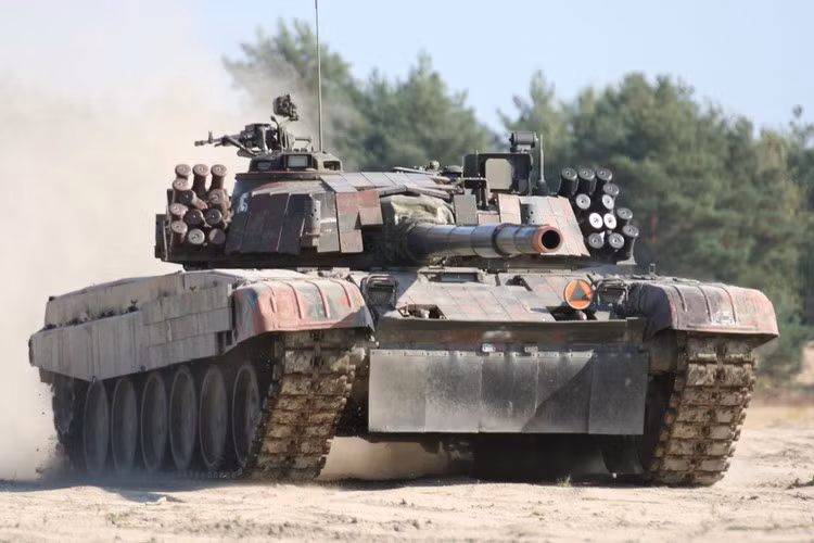 PT-91 Twardy có tổng trọng lượng 48,5 tấn, chiều dài 6,86 mét và có chiều rộng 3,7 mét. Xe có kíp chiến đấu ba người - nghĩa là mọi thông số cơ bản vẫn gần như được giữ nguyên như trên chiếc T-72 do Liên Xô sản xuất trước đây. Nguồn ảnh: Pinterest.
