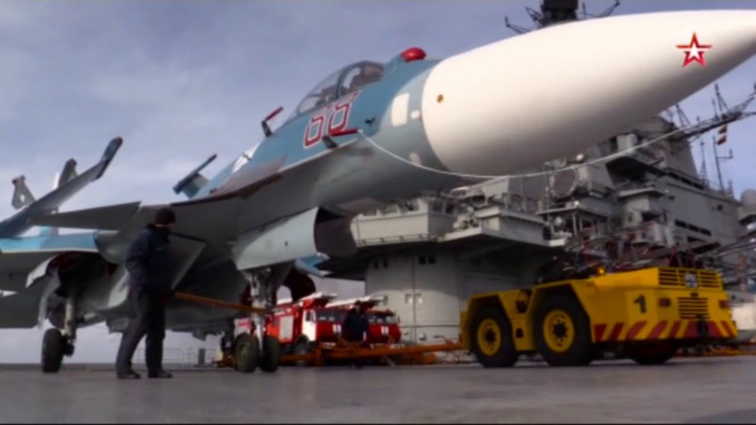 Kể từ khi Su-33 chính thức hoạt động vào năm 1999, ít nhất 3 trong số 35 chiếc xuất xưởng đã bị mất trong các vụ tai nạn, trong đó 1 máy bay rơi trong buổi trình diễn vào mùa hè năm 2001. Việc triển khai trên tàu sân bay Đô đốc Kuznetsov cũng gặp nhiều thách thức.