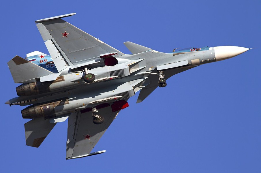 Khi nhận thấy Flanker-D nặng nề có quá nhiều nhược điểm, Hải quân Nga tỏ ý muốn thay thế Su-33 bằng loại MiG-29K nhỏ và nhẹ hơn, đồng thời cũng thích hợp hơn khi bố trí trên tàu sân bay.