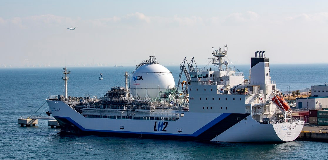 Tàu có chiều dài 116 mét, trọng tải tối đa 8000 tấn, chiều cao tính từ mớm nước là 13 mét, chiều rộng của con tàu đạt 21 mét. Tàu sử dụng động cơ diesel, cho phép di chuyển với tốc độ tối đa 13 hải lý/giờ - tương đương 24 km/h.