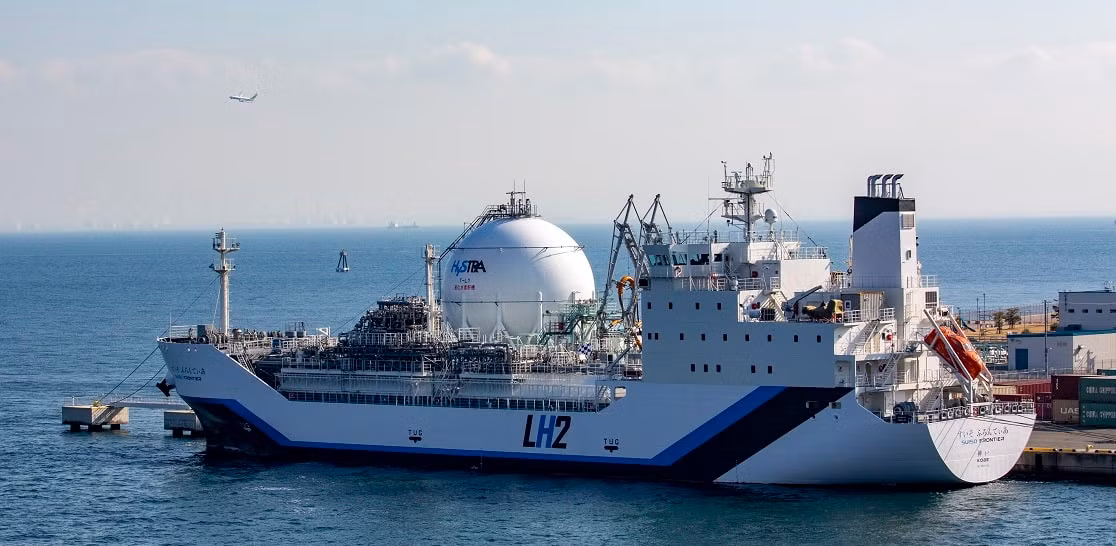 Tàu có chiều dài 116 mét, trọng tải tối đa 8000 tấn, chiều cao tính từ mớm nước là 13 mét, chiều rộng của con tàu đạt 21 mét. Tàu sử dụng động cơ diesel, cho phép di chuyển với tốc độ tối đa 13 hải lý/giờ - tương đương 24 km/h.