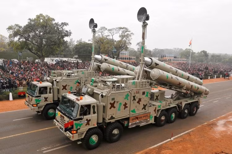 BrahMos là loại tên lửa hành trình siêu thanh ứng dụng công nghệ tàng hình có thể phóng từ tàu, tàu ngầm, máy bay hay các trạm phóng lưu động trên mặt đất.