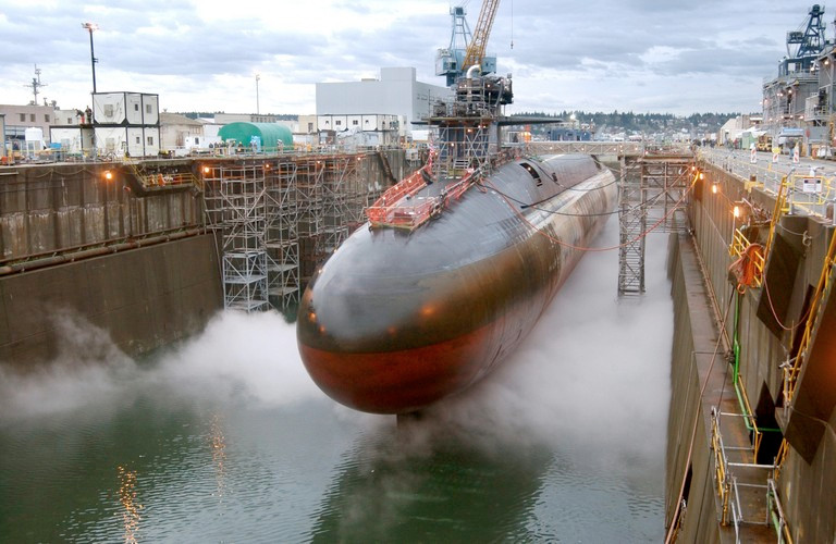 Tên lửa hành trình Tomahawk đạt tầm bắn đến 1.700km, tốc độ bay cận âm 890km/h, trang bị hàng loạt công nghệ dẫn đường tối tân nhất thế giới như định vị GPS, INS; hệ thống định dạng mặt đất TERCOM; hệ thống định dạng khu vực theo hình ảnh số DSMAC và radar chủ động. Ảnh: Tên lửa Tomahawk rời bệ phóng tàu ngầm Ohio.