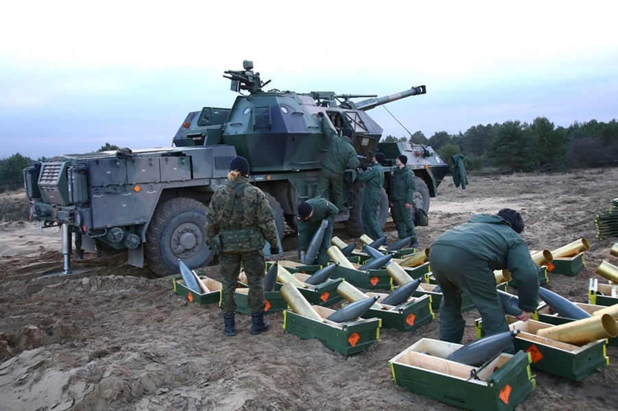 Theo nhà sản xuất, ở chế độ nạp đạn tự động, pháo có thể bắn với tốc độ 7 viên/phút. Trong khi nạp thủ công vẫn duy trì được 2 phát mỗi phút. Tầm bắn tối đa là 18,7 km với đạn thường và 24 km khi bắn đạn tăng tầm.