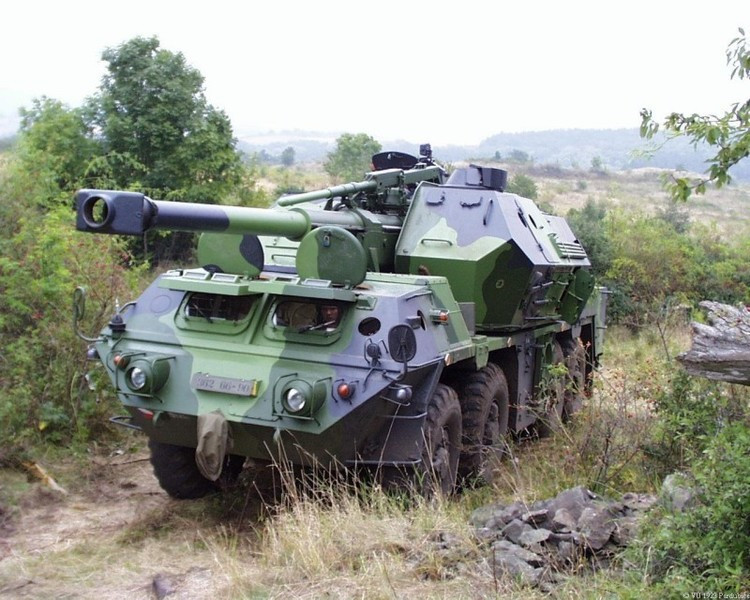 Hiện tại Quân đội Ba Lan có 111 khẩu pháo tự hành loại này trong biên chế, sử dụng cỡ nòng không tương thích tiêu chuẩn NATO và tầm bắn quá ngắn khiến Warsaw không tỏ ra "mặn mà" với vũ khí trên.