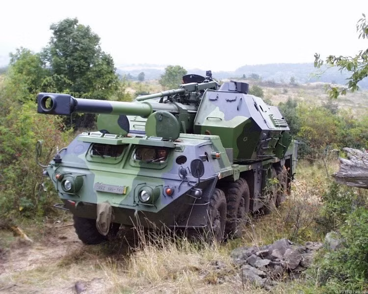 Hiện tại Quân đội Ba Lan có 111 khẩu pháo tự hành loại này trong biên chế, sử dụng cỡ nòng không tương thích tiêu chuẩn NATO và tầm bắn quá ngắn khiến Warsaw không tỏ ra "mặn mà" với vũ khí trên.