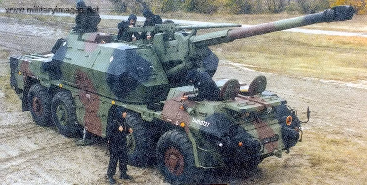 Pháo tự hành bánh lốp DANA wz 77 cỡ 152 mm được chế tạo vào năm 1976 tại doanh nghiệp ZTS-Dubnica ở Tiệp Khắc (nay là lãnh thổ của Slovakia), chính thức phục vụ từ năm 1977.