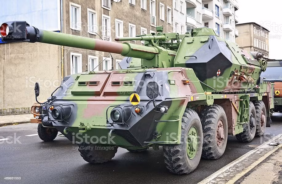 Có thể tham khảo pháo tự hành CAESAR của Pháp, hoặc ATMOS 2000 do Israel sản xuất, trong khi khung gầm bánh hơi nội địa Jelcz sẽ là lựa chọn tối ưu.