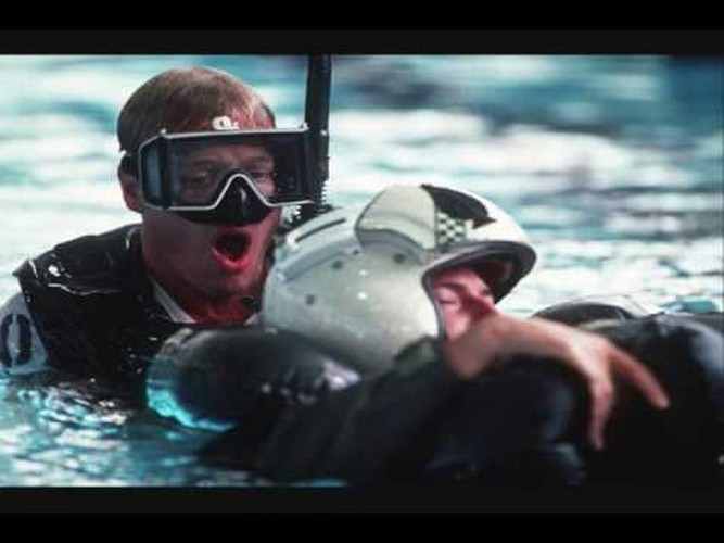 Những nhân viên cứu hộ có trang bị rất tối giản với quần áo cộc, kính lặn và ống thở. Trang bị tối giản và gọn nhẹ như vậy để họ có đủ độ nhanh nhẹn và khả năng cơ động để tiếp cận mục tiêu trong thời gian nhanh nhất có thể. Nguồn ảnh: Youtube.