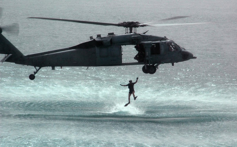 Nhiệm vụ của lực lượng này đó là tìm kiếm, định vị và giải cứu các phi công Mỹ khi họ buộc phải nhảy dù do trục trặc kỹ thuật hoặc máy bay bị bắn hạ. Trong trường hợp đó, các phi công Mỹ sẽ cố gắng bằng mọi giá bay ra ngoài biển để nhảy dù vì thời gian tiếp cận giải cứu của lực lượng tìm kiếm cứu hộ hải quân Mỹ là cực kỳ nhanh. Nguồn ảnh: Arabic.