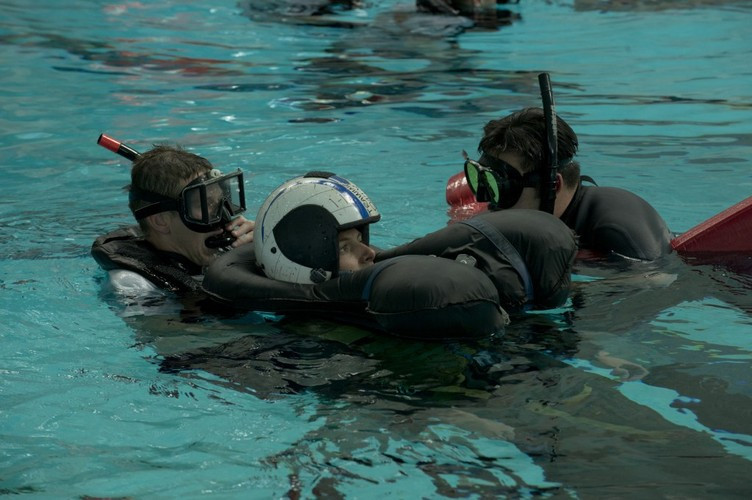 Ngoài việc nắm bắt được các kỹ năng cứu hộ trên biển, các nhân viên của lực lượng cứu hộ hải quân còn phải có khả năng ứng biến cao nhất là trong trường hợp người bị nạn mất bình tĩnh và có thể dìm chết nhân viên cứu hộ. Trong trường hợp này, một nhân viên cứu hộ giỏi sẵn sàng tung ra vài cú đấm đánh ngất xỉu người bị nạn để thực hiện quy trình cứu hộ đơn giản hơn. Nguồn ảnh: Navy.