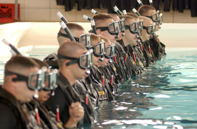 Kèm theo đó, lực lượng này cũng bao gồm các nhân viên cứu hộ được đào tạo cực kỳ đặc biệt, họ được tuyển chọn từ những nhân viên hải quân kỳ cựu với khả năng bơi lội đáng kể. Với các nhiệm vụ giải cứu, khả năng bơi lội của họ phải xếp vào hàng "đỉnh của đỉnh" vì không những phải bơi dẻo dai một mình mà họ còn phải đủ sức vừa bơi vừa kéo theo đồng đội. Nguồn ảnh: Seal.