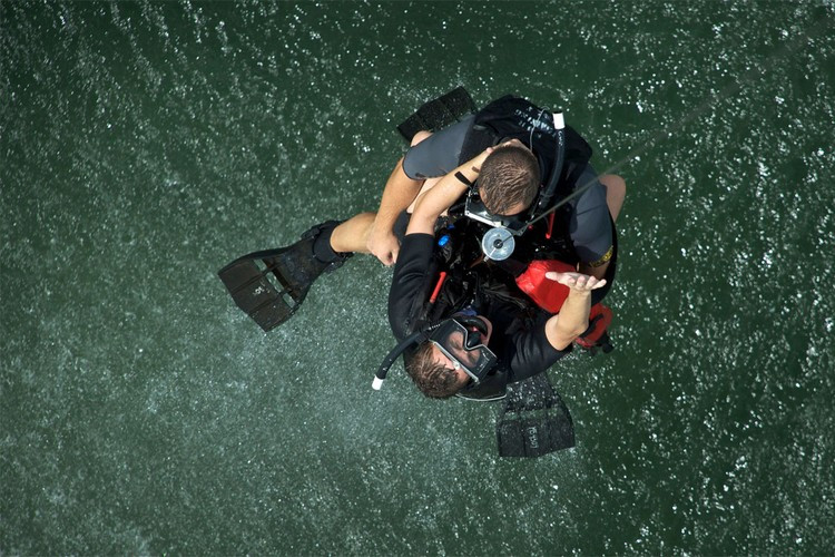 Nguyên tắc khi cứu hộ biển đó là phải luôn coi nạn nhân đã rơi vào tình trạng bất tình, vì vậy trong bất cứ tình huống nào lực lượng này cũng sẽ cử nhân viên xuống tận nơi để tiếp cận nạn nhân chứ không chỉ đơn giản là thả dây xuống để móc kéo nạn nhân lên. Nguồn ảnh: Military.