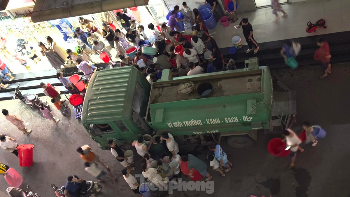 Bi cat nuoc, dan chung cu Ha Noi 'nhin' tam, nau an bang nuoc dong chai