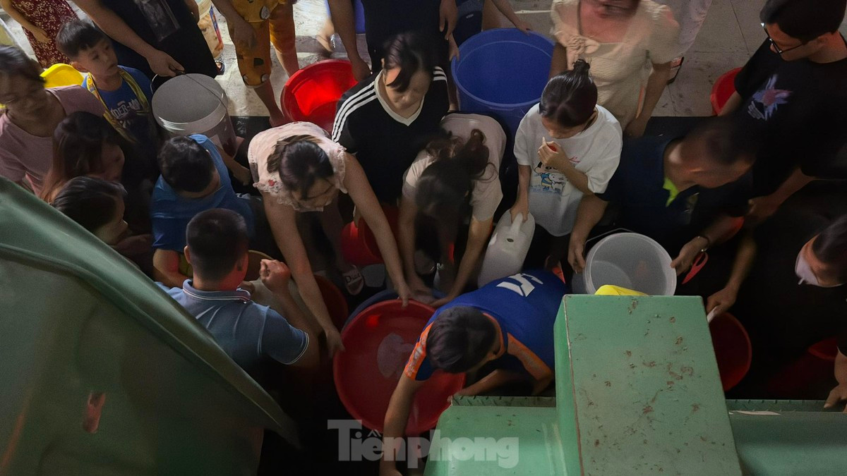 Bi cat nuoc, dan chung cu Ha Noi 'nhin' tam, nau an bang nuoc dong chai-Hinh-3