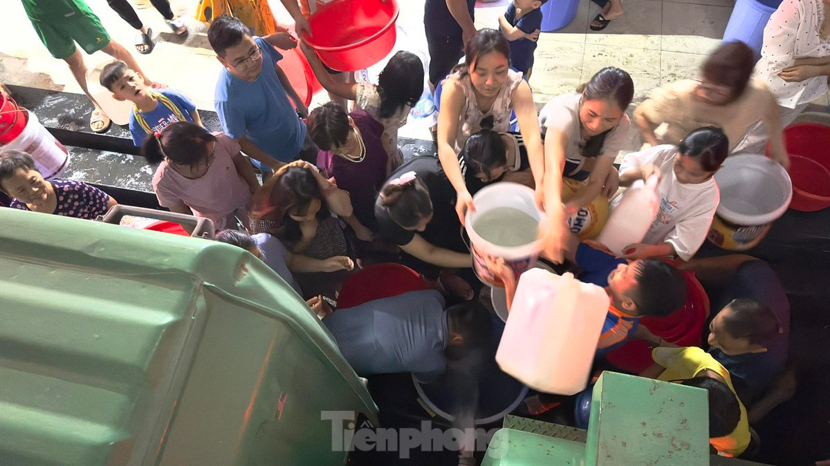 Bi cat nuoc, dan chung cu Ha Noi 'nhin' tam, nau an bang nuoc dong chai-Hinh-4