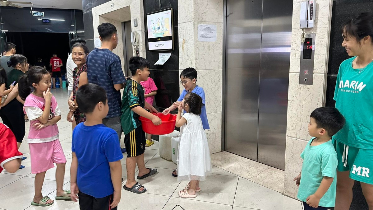 Bi cat nuoc, dan chung cu Ha Noi 'nhin' tam, nau an bang nuoc dong chai-Hinh-7