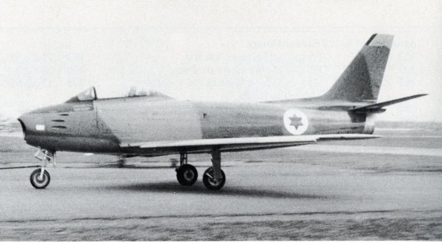 Tuy nhiên, đến cuối những năm 1950, Israel đã đảm bảo các mối quan hệ chuyển giao vũ khí với một số quốc gia, đáng chú ý nhất là Vương quốc Anh và Pháp. Mối quan hệ với Pháp cuối cùng đã dẫn đến việc chuyển giao các thiết bị quân sự công nghệ cao, bao gồm cả máy bay chiến đấu Mirage và cả hỗ trợ kỹ thuật đáng kể cho chương trình hạt nhân của Israel.