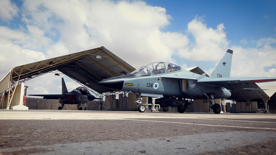 Kể từ khi lập quốc, Israel đã mua những loại vũ khí từ những nơi mà họ cần và có thể tìm thấy trên thị trường. Điều này có nghĩa là IDF thường hoạt động với các thiết bị của nhiều nguồn khác nhau và hầu hết được bảo đảm từ các nhà sản xuất châu Âu.