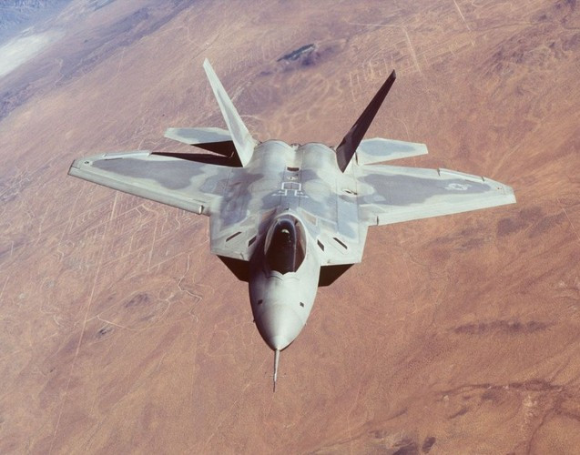 Tuy nhiên ở bên kia bán cầu, Lavi đã vô tình giết chết triển vọng xuất khẩu của F-22 Raptor. Do Mỹ lo ngại rằng Israel đã chia sẻ công nghệ Lavi với Trung Quốc, nên quốc hội Mỹ đã cấm triệt để hoạt động xuất khẩu của F-22. Quyết định này đã ngăn Israel và một số quốc gia đồng minh của Mỹ quan tâm muốn mua F-22.