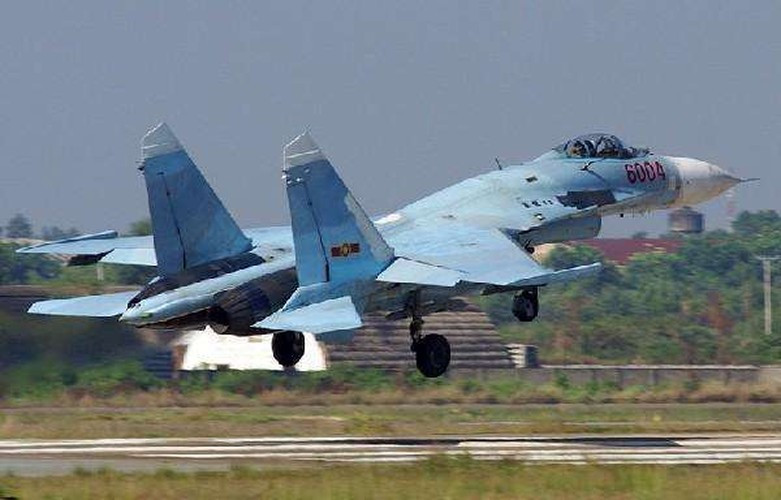 Khi mới ra đời, nhiệm vụ chính của Su-27 là vượt qua đường giới tuyến quân địch, để tấn công máy bay tiếp dầu và chỉ huy và cảnh báo trên không (AWACS). Những nhà hoạch định kế hoạch Xô viết cho rằng, việc tấn công trực tiếp các loại máy bay trên, sẽ hạn chế khả năng duy trì và mở rộng các chiến dịch không quân của NATO. Ảnh: Getty.