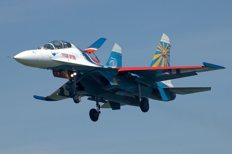 Su-27 được phát triển tại Cục thiết kế Sukhoi, một trong những nhà thiết kế chính của Su-27 là Anh hùng Nga Mikhail Simonov. Chuyến bay thử đầu tiên của Su-27 thực hiện ngày 20/5/1977 (sau F-15 của Mỹ 5 năm). Năm 1984, Su-27 chính thức được Quân đội Liên Xô đưa vào biên chế. Ảnh: Forces.