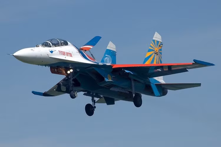 Su-27 được phát triển tại Cục thiết kế Sukhoi, một trong những nhà thiết kế chính của Su-27 là Anh hùng Nga Mikhail Simonov. Chuyến bay thử đầu tiên của Su-27 thực hiện ngày 20/5/1977 (sau F-15 của Mỹ 5 năm). Năm 1984, Su-27 chính thức được Quân đội Liên Xô đưa vào biên chế. Ảnh: Forces.