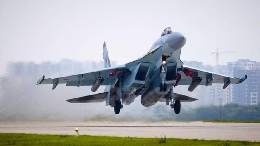 Tính năng kỹ chiến thuật chủ yếu của Su-27: Trọng lượng rỗng 16.000 kg; trọng lượng khi cất cánh: 30.000 kg; sải cánh: 14,7 m; loại động cơ: AL-31F (2 động cơ); tốc độ tối đa: 2.500 km/h; bán kính bay chuyển sân: 3.900 km; trần bay: 18.500 m; kíp lái: 1 người. Ảnh: RBTH.