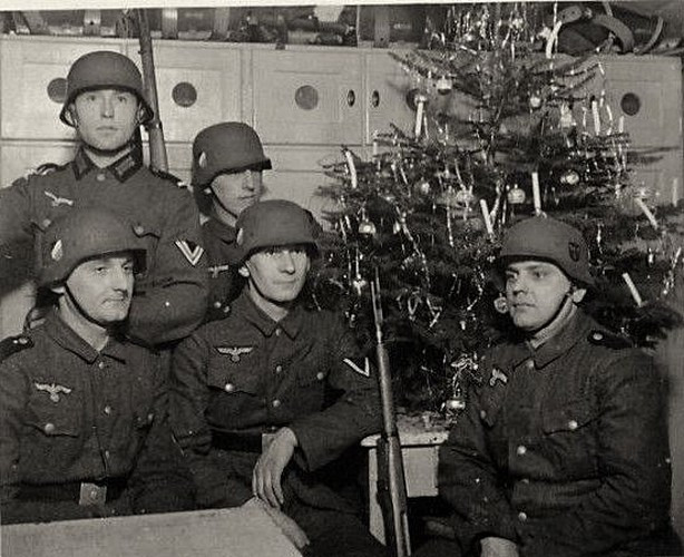 Tuy vậy, do hậu cần phát triển tốt cùng nhiều loại phương tiện vận tải quy mô lớn như máy bay, tàu bè cỡ lớn nên việc mang hàng hoá nhu yếu phẩm ra tận mặt trận cho binh lính đón năm mới vẫn diễn ra một cách bình thường. Nguồn ảnh: History.