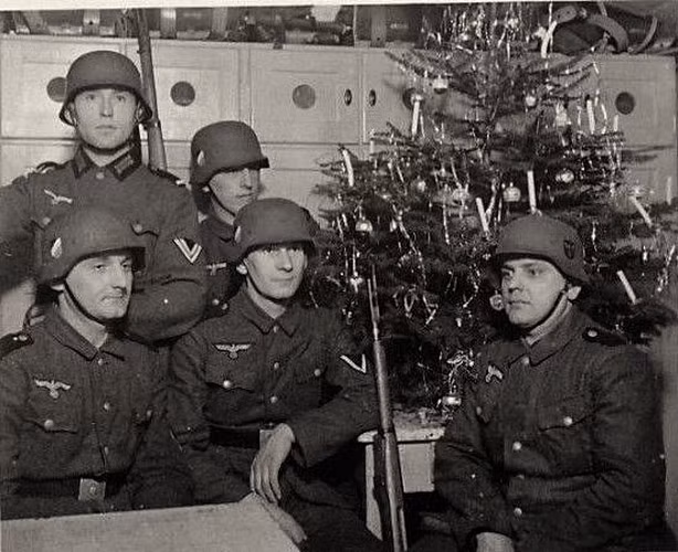 Tuy vậy, do hậu cần phát triển tốt cùng nhiều loại phương tiện vận tải quy mô lớn như máy bay, tàu bè cỡ lớn nên việc mang hàng hoá nhu yếu phẩm ra tận mặt trận cho binh lính đón năm mới vẫn diễn ra một cách bình thường. Nguồn ảnh: History.