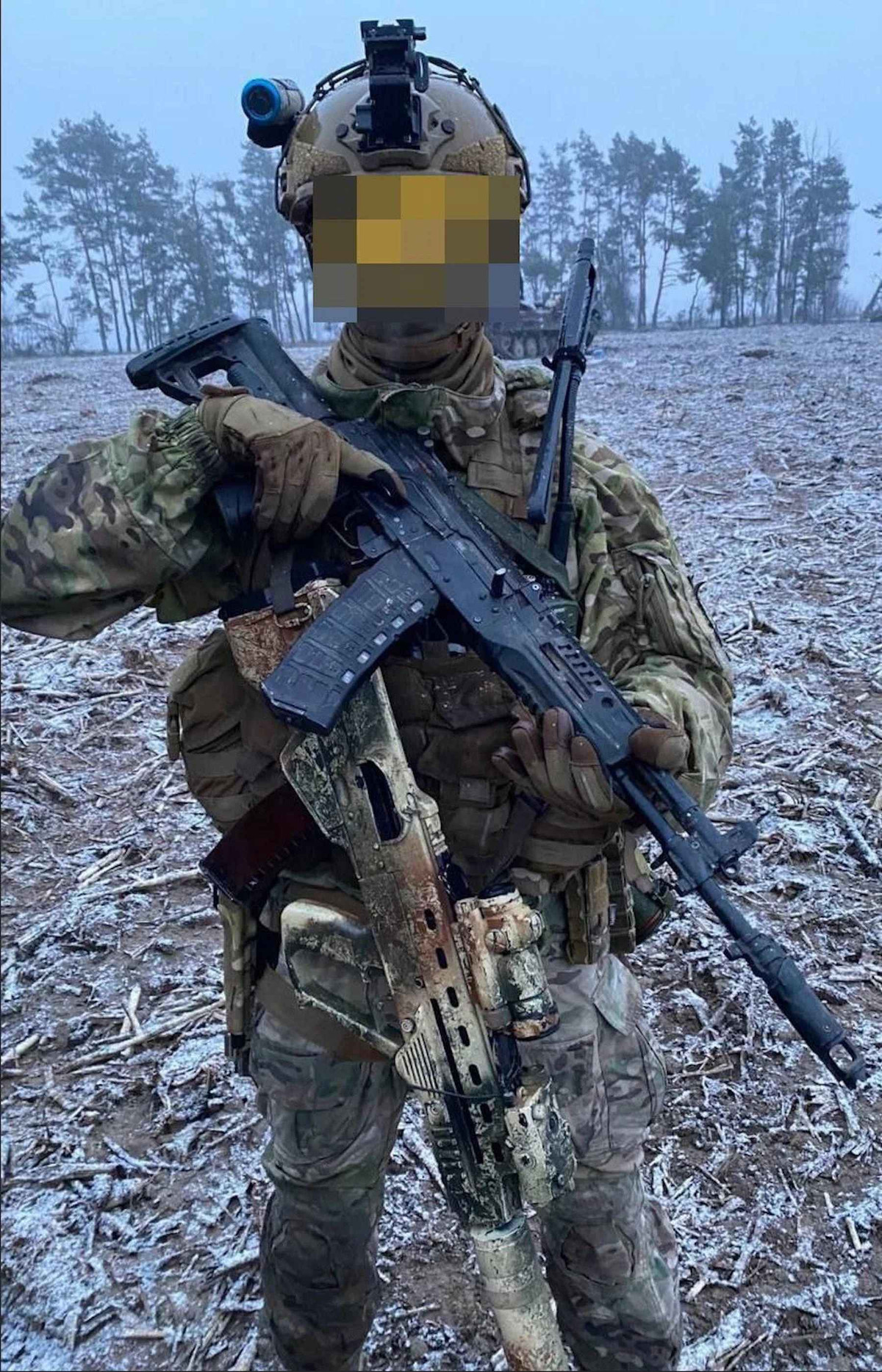 Cụ thể, ông Sergey Urzhumtsev - thiết kế trưởng của tập đoàn Kalashnikov cho biết, chế độ bắn hai phát một trên súng trường tấn công AK-12 phiên bản mới đã bị loại bỏ.