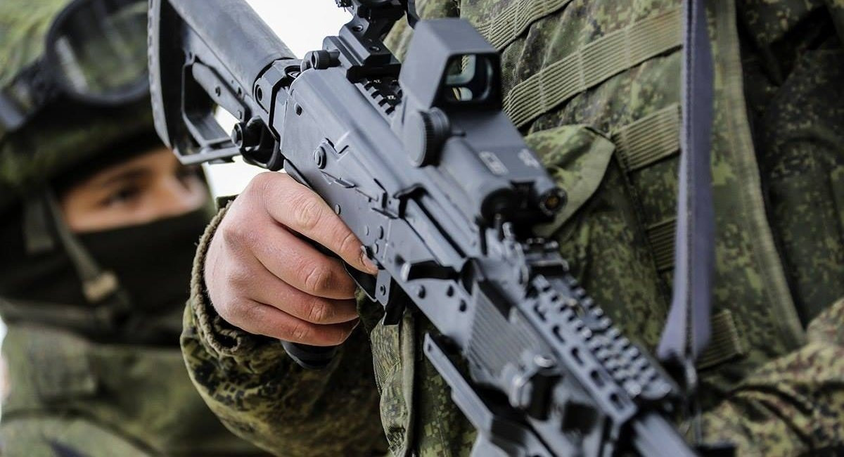 Lý giải cho điều này, ông Sergey Urzhumtsev tiết lộ rằng, kinh nghiệm thực chiến từ Ukraine cho thấy chế độ bắn điểm xạ hai viên một là vô dụng, nhưng nó lại khiến thiết kế của súng trở nên quá phức tạp.