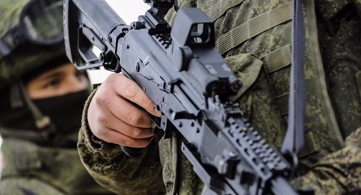 Lý giải cho điều này, ông Sergey Urzhumtsev tiết lộ rằng, kinh nghiệm thực chiến từ Ukraine cho thấy chế độ bắn điểm xạ hai viên một là vô dụng, nhưng nó lại khiến thiết kế của súng trở nên quá phức tạp.