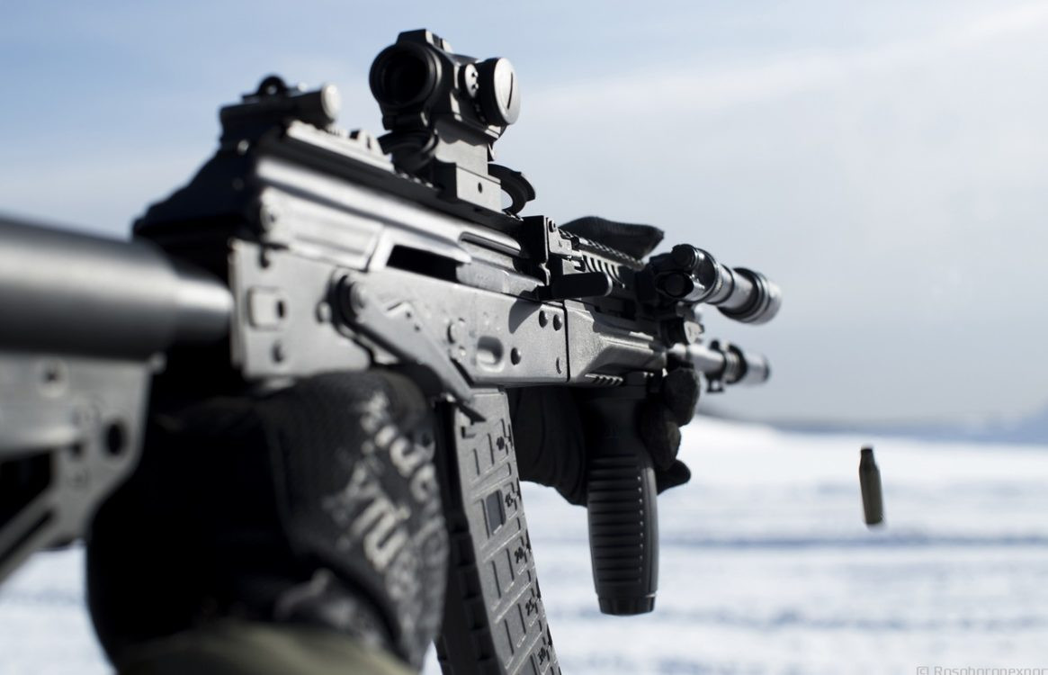 Ngoài ra, chiến trường Ukraine chủ yếu diễn ra tác chiến bên trong đô thị - nơi mà khoảng cách tác chiến rất gần, người lính thường sử dụng chế độ bắn liên thanh để "càn quét" - thay vì bắn chính xác.