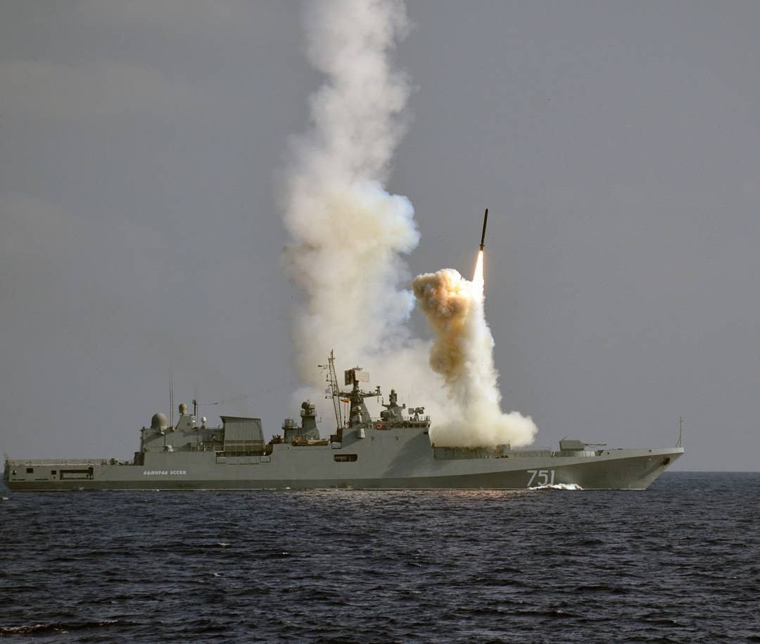 Cũng ở pha cuối, cao độ của tên lửa có thể hạ xuống còn 20 mét nhưng vẫn duy trì được tốc độ siêu âm. Đây là điểm mạnh của tên lửa Kalibr, khiến chúng rất khó bị đánh chặn, đặc biệt là ở trong pha cuối cùng khi tiếp cận mục tiêu.