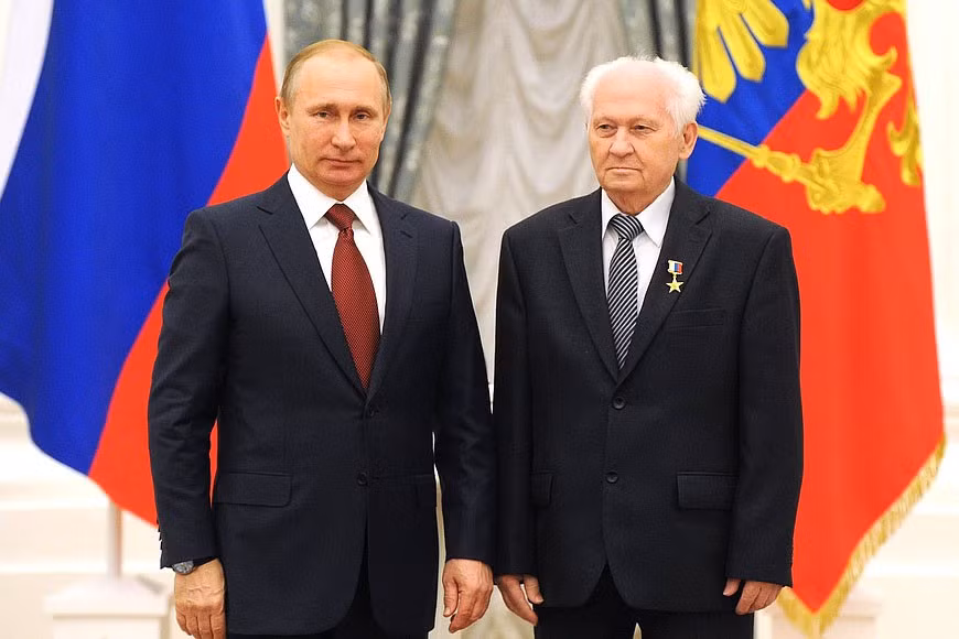 Truyền thông Nhà nước Nga cho biết, ông Pavel Kamnev - Anh hùng Lao động Liên bang Nga vừa đã qua đời hôm 9/1 vừa rồi ở tuổi 86. Trong cuộc đời của mình, chuyên gia tên lửa Pavel Kamnev đã để lại dấu ấn lớn nhất, với công trình tên lửa Kalibr - loại tên lửa hành trình được mệnh danh là "Tomahawk đến từ Moscow".