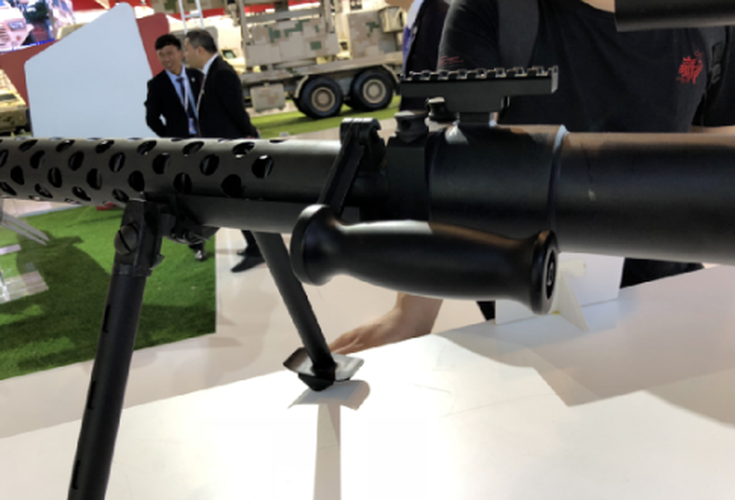 Nòng súng khẩu Snipex cũng được trang bị loa giảm giật kiểu va đập, góp phần tiêu hao lực giật; ngoài ra báng cao su có đục lỗ, có thể hấp thụ độ giật còn lại; do vậy độ giật lên vai xạ thủ không quá lớn.