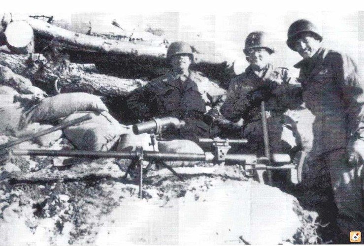 Tuy nhiên, độ giật của loại súng băn tỉa chống tăng cỡ lớn này quá lớn, binh lính thường không chịu nổi. Trong Chiến tranh thế giới thứ hai, quân đội Liên Xô sử dụng hai loại súng trường chống tăng, là súng trường chống tăng PTRD-41 Zeggalev và PTRS-41 Simonov, cả hai đều có cỡ nòng 14,5 mm. Ảnh: Súng trường chống tăng PTRD-41 Zeggalev.