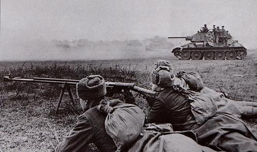 Tuy nhiên giai đoạn cuối của thế chiến hai, lớp giáp của xe tăng chiến đấu chủ lực trên thế giới ngày càng dày hơn và súng trường chống tăng chỉ có thể tiêu diệt xe cơ giới, và loại súng này cũng biến mất trong trang bị quân đội các nước.