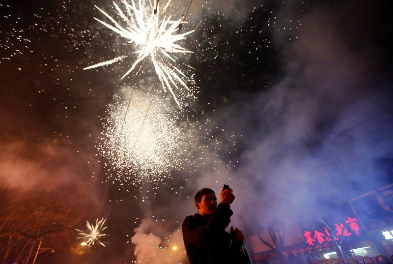 Người dân ở quốc gia này quan niệm rằng, gội đầu chính là gội rửa đi sự may mắn. Từ "tóc" trong tiếng Hán phát âm gần giống với từ "may mắn" và gội đầu sẽ khiến họ rửa trôi hết những điều may mắn trong năm tiếp theo.