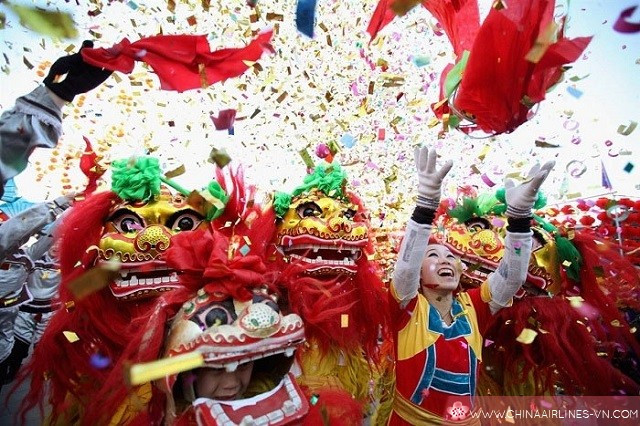 Ở một số vùng quê, người dân còn tung hạt giống trên trời với ước mong mùa màng bội thu, no đủ trong năm mới. Họ tin rằng, việc tung hạt giống sẽ giúp họ có nhiều no, đạt được sự giàu có và thành công trong công việc đồng áng.