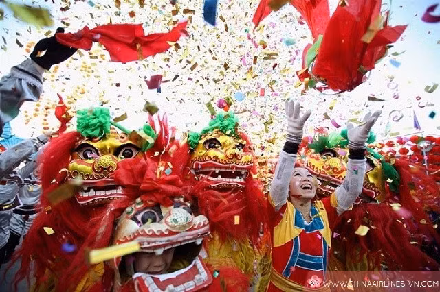 Ở một số vùng quê, người dân còn tung hạt giống trên trời với ước mong mùa màng bội thu, no đủ trong năm mới. Họ tin rằng, việc tung hạt giống sẽ giúp họ có nhiều no, đạt được sự giàu có và thành công trong công việc đồng áng.