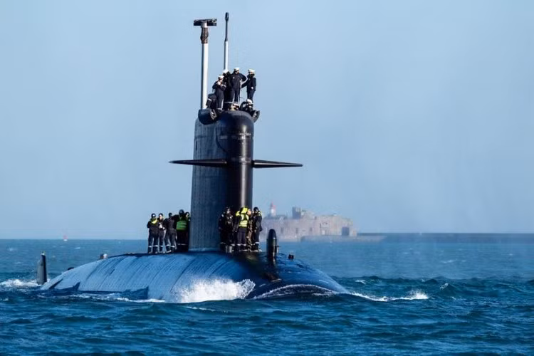 Tốc độ chạy không ồn của SSN Suffren lên đến 25 hải lý/giờ, vận tốc mà không tàu ngầm hiện có nào của Hải quân Pháp có thể vượt qua. Tàu còn sử dụng một lớp vật liệu có khả năng hấp thụ sóng âm, giúp tàu khó bị phát hiện hơn. Sự kết hợp giữa hệ thống bơm phun, cùng vật liệu cách âm, giúp SSN Suffren có khả năng tàng hình rất cao. Ảnh: Tàu SSN Suffren đang thử nghiệm trên biển - Nguồn: Naval News.