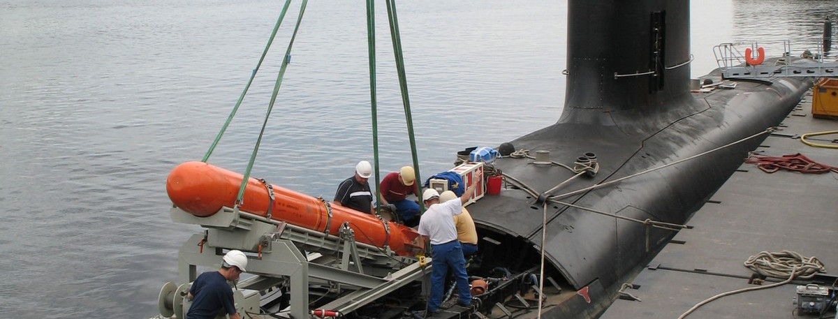 SSN Suffren còn được trang bị tên lửa hành trình chống tàu SM-39 Exocet phóng từ ống phóng ngư lôi. SM-39 Exocet dài 4,69 m, đường kính thân 0,35 m, tổng khối lượng 655 kg (đầu đạn nặng 165 kg). Tên lửa sử dụng hệ dẫn đường quán tính và radar chủ động trong giai đoạn cuối của chuyến bay, tầm bắn tối đa 70 km; ngoài ra, tàu còn được trang bị thủy lôi FG29. Ảnh: Nạp tên lửa chống hạm SM-39 Exocet vào tàu ngầm - Nguồn: Naval News.