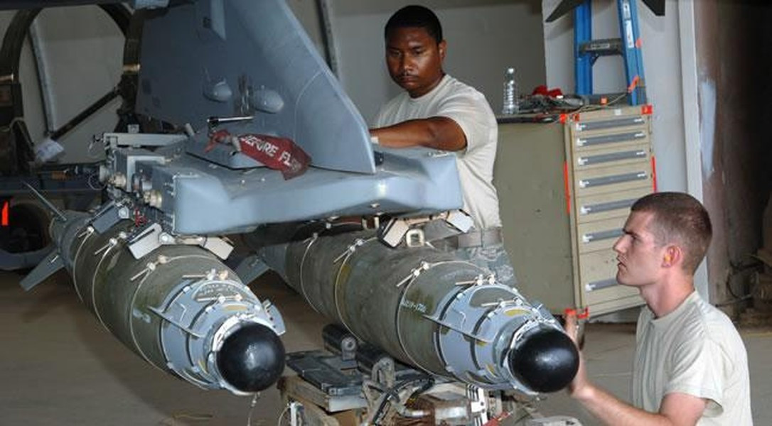 Khi máy bay đến khu vực ném, máy tính sẽ nhận biết để ra lệnh cắt bom.