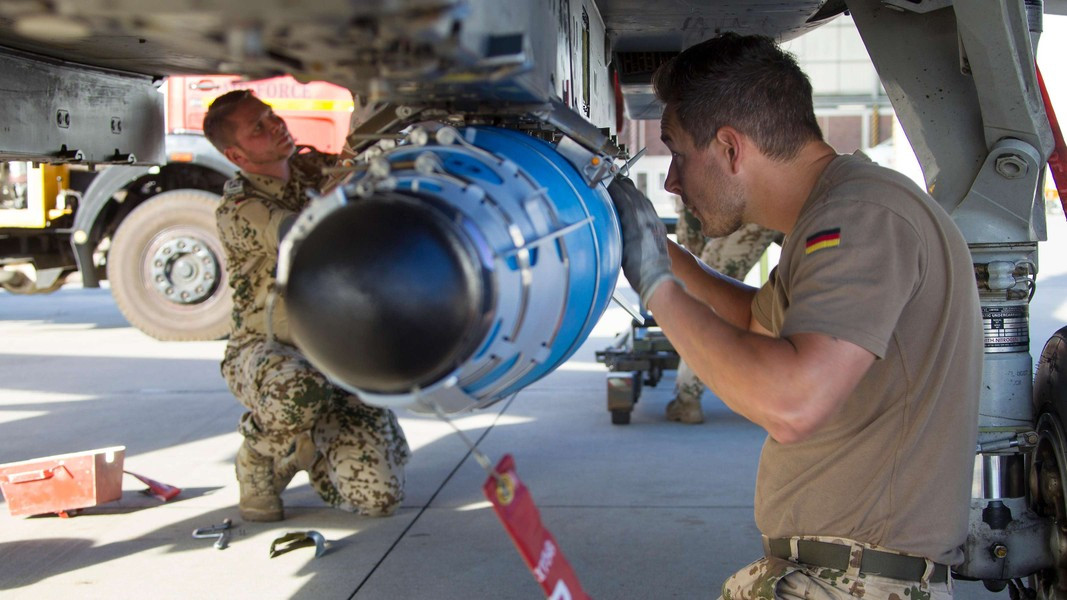 "Tôi nghĩ có những lo ngại thật sự về khả năng Nga vô hiệu hóa tín hiệu dẫn đường của bom JDAM. Điều đó có thể giải thích lý do chúng không đạt hiệu quả như thiết kế hay từng thể hiện ở nhiều chiến trường khác", Mick Mulroy, cựu quan chức Lầu Năm Góc và Cơ quan Tình báo Trung ương Mỹ (CIA), nhận định.