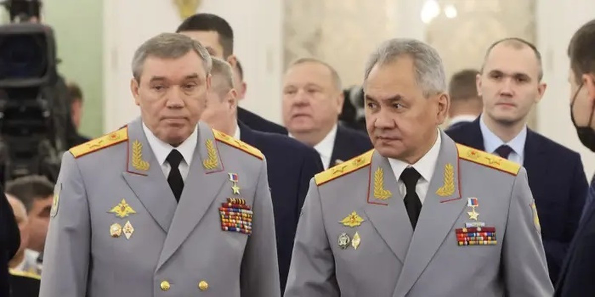 Trả lời câu hỏi trong thỏa thuận với Wagner liệu có sự thay đổi về nhân sự nào tại Bộ Quốc phòng Nga hay không, ông Peskov nói: "Những vấn đề đó là đặc quyền và thuộc thẩm quyền của Tổng tư lệnh tối cao (Tổng thống Putin) theo hiến pháp Liên bang Nga. Do vậy, chủ đề này không có khả năng đã được thảo luận trong thỏa thuận với Wagner".