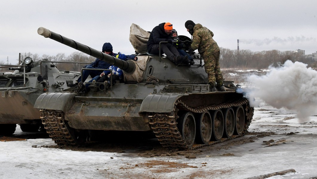 Về hệ thống ngắm bắn, trưởng xe được trang bị hệ thống TKN-1 có độ phóng đại 2,75x cho phép người chỉ huy xác định các mục tiêu kích cỡ xe tăng ở khoảng cách khoảng 400 mét.