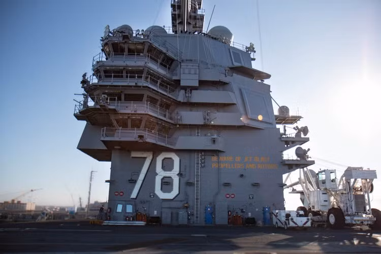 Đảo chỉ huy trên tàu và số hiệu tàu CVN-78 trên USS Gerald R. Ford . Nguồn ảnh: BI.